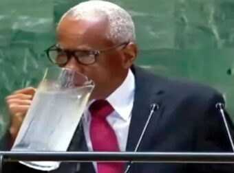 Επική γκάφα στη Συνέλευση του ΟΗΕ: Ο πρόεδρος της Αϊτής ήπιε νερό από… την κανάτα πάνω στο βήμα (video)