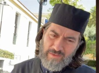 Κιβωτός του Κόσμου: Το μήνυμα του πατέρα Αντώνιου έξω από το δικαστήριο