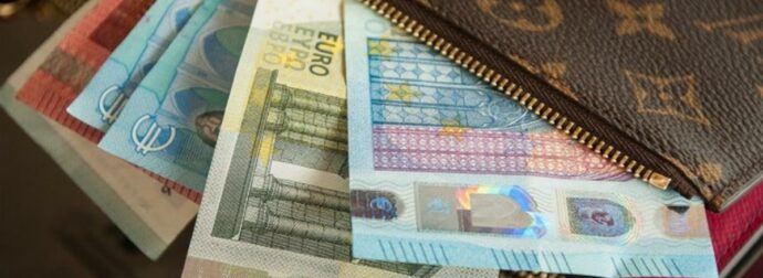 Καλπάζει η ακρίβεια: Αλλαγές σε συντάξεις και μισθούς το 2025 ! (video)