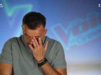 «Λύγισε» το πανελλήνιο: Διαγωνιζόμενος του The Voice αφιερώνει το τραγούδι στην…