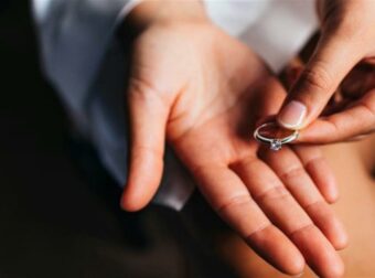 Δεν μπορεί να το χωνέψει: «Ο αρραβωνιαστικός μου βγάζει 200 χιλιάδες το χρόνο και μου αγόρασε δαχτυλίδι από τo… Temu»