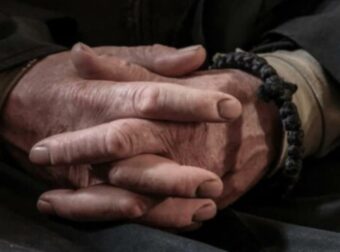 Ποιος είναι ο χαρτομάντης με το ράσο που συστήνεται ως «πατέρας Χριστόφορος» – Νέες αποκαλύψεις και ντοκουμέντα (video)