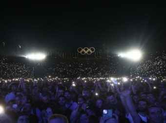 Ένα στόμα μια φωνή στο Καλλιμάρμαρο για τη συναυλία των Τεμπών: «Μητσοτάκη γαμιε@@@» (video)