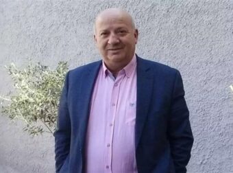 Ράγισαν τα πατώματα από τον Θανάση Κατερινόπουλο: Χόρεψε το πιο βαρύ ζεϊμπέκικο στον γάμο του κουμπάρου του, Πέτρου Κουσουλού (video)