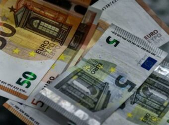 Κατώτατος μισθός: Γιατί η αύξηση στα 950 ευρώ θα μείνει έως το 2027 – Τι μας περιμένει μετά