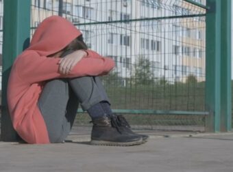 «Τα χέρια μου ήταν γεμάτα με αίμα»: 17χρονος μαθητής ξυλοκόπησε άγρια συμμαθητή του έξω από σχολείο στη Βάρη