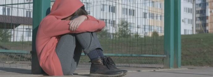«Τα χέρια μου ήταν γεμάτα με αίμα»: 17χρονος μαθητής ξυλοκόπησε άγρια συμμαθητή του έξω από σχολείο στη Βάρη