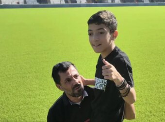 Η φωτογραφία της ημέρας: Ο μικρός Γιαννάκης έκανε τα πρώτα του βήματα στην Τούμπα! – «Επέστρεψα σπίτι μου…»