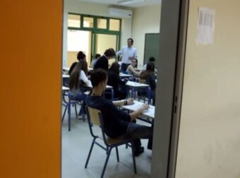 Σάλος από τη διανομή φυλλαδίου κατά ομοφυλοφίλων από καθηγητή θρησκευτικών – «Είναι χειρότεροι από δολοφόνους»