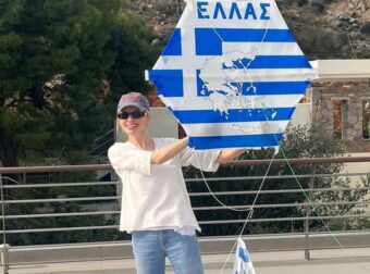 Ευαγγελία Αραβανή: Βίντεο μέσα από το στολισμένο σπίτι της – “Κλέβει” την παράσταση το Χριστουγεννιάτικο δέντρο