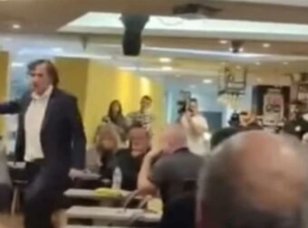 «Σφαγή»: Τατσόπουλος και Καραγιάννης αρπάζονται σε παρουσίαση βιβλίου – Ο συγγραφέας του πέταξε εικόνα της Παναγίας το κεφάλι (Video)