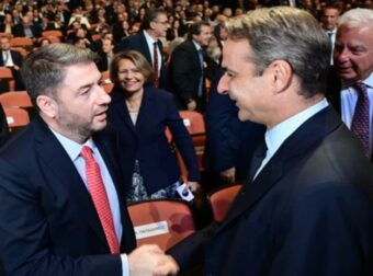 Σταθερά μπροστά η ΝΔ, το ΠΑΣΟΚ ανεβαίνει: Τι σήμαινε για τα επόμενα «βήμα» στο κίνημα το δείπνο Ανδρουλάκη