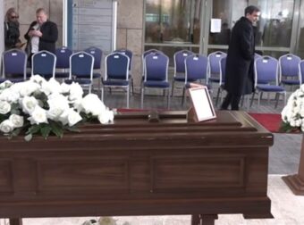 Γιάννης Μπουτάρης: Τα πρώτα πλάνα από την κηδεία του – Βαρύ το κλίμα