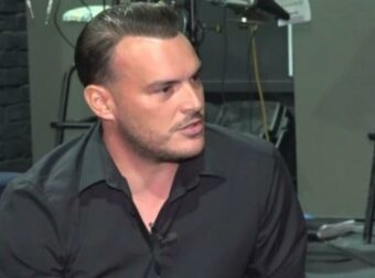 Σάκης Αρσενίου: «Ο αδελφός μου έχει αυτισμό, ο οποίος προκλήθηκε από…» – Συγκίνηση με την εξομολόγηση του