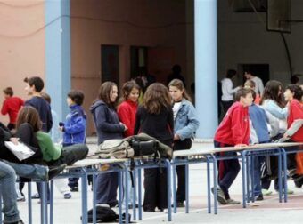 «Έβρεχε» χαρτονομίσματα σε σχολείο της Κύπρου: Πού βρήκε τις 15.000 ευρώ ο μαθητής που τα μοίραζε (video)