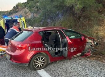 Τροχαίο για οικογένεια με μωρό έξω από τη Λαμία: Δύο ασθενοφόρα τους μετέφεραν στο νοσοκομείο (video)