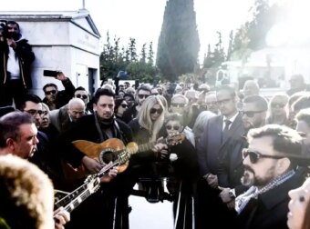 Βαθιά συγκίνηση στην κηδεία της Καίτης Γκρέυ: Το «Βουνό» και τα «Ξένα χέρια» αντήχησαν, με την Αγγελική Ηλιάδη να αποχαιρετά με δάκρυα.