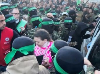 Ισραήλ: Η συγκλονιστική στιγμή που οι τρεις γυναίκες όμηροι της Χαμάς απελευθερώνονται από τις ένοπλες δυνάμεις.