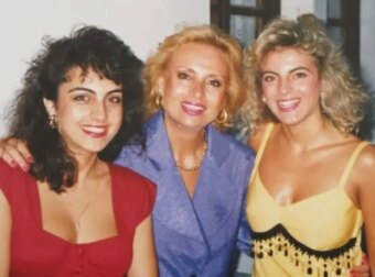 Απολαύστε: Ράνια και Ευαγγελία Δομάζου – Οι κόρες του Μίμη Δομάζου που θυμίζουν τη Βίκυ Μοσχολιού σήμερα!