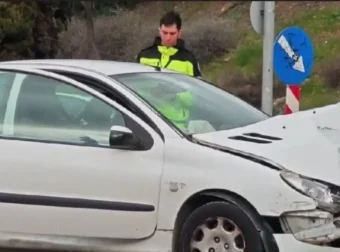 Ατύχημα στην Αλίμου – Κατεχάκη: Τραυματίας και κυκλοφοριακό χάος με κλείσιμο της δεξιάς λωρίδας.