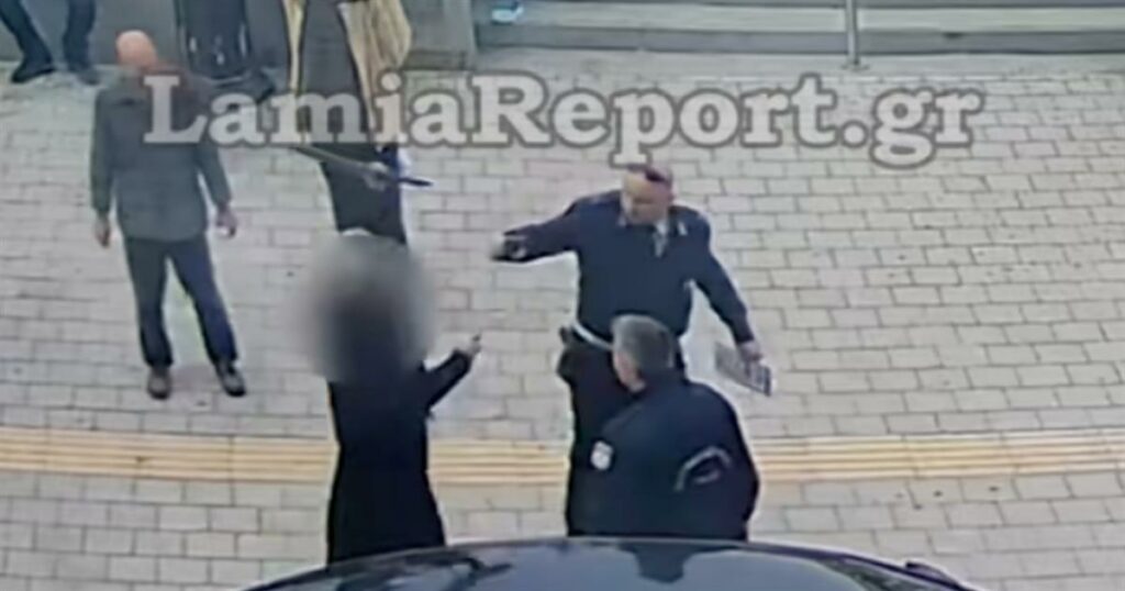 Αρχιμανδρίτης στη Λαμία: Μετά από αφαίρεση πινακίδων, έρχεται αντιμέτωπος με την αστυνομία σε επεισοδιακή σύγκρουση!