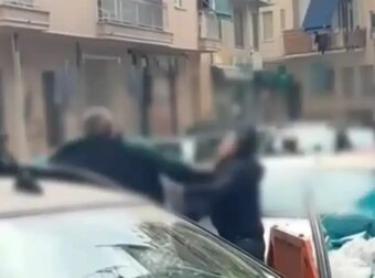 Σκηνές σοκ: Οδηγός τζιπ σε ανάποδη πορεία επιτέθηκε σε γυναίκα που ζήτησε διόρθωση πορείας.
