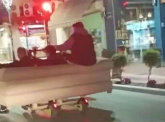 Σάλος σε ελληνική πόλη: Νεαροί περιπλανώνται με καναπέ πάνω σε πατίνια στους κεντρικούς δρόμους!