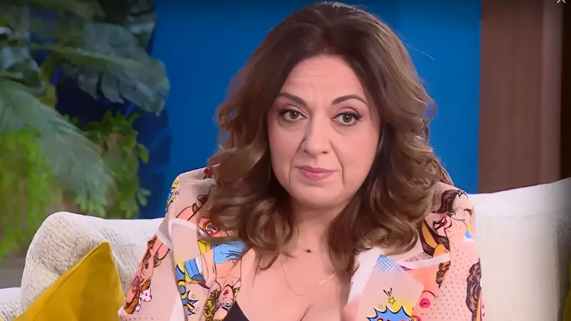Σοφία Μουτίδου: Από την καθαρίστρια στην επιτυχία – Η παιδική της πάλη και η δύναμη της ψυχοθεραπείας.