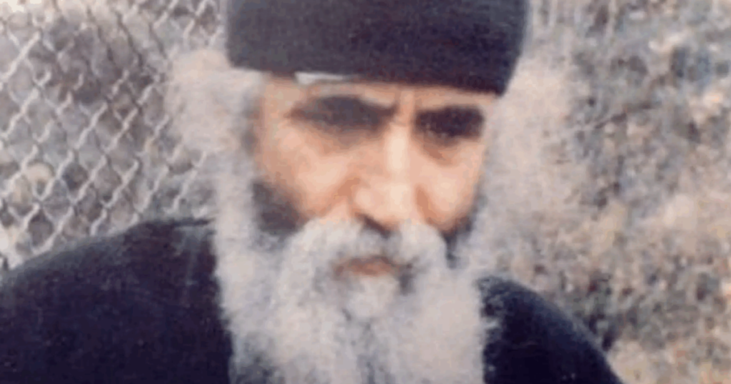 Ο Άγιος Παΐσιος αποκαλύπτει: Το πιο ουσιαστικό μνημόσυνο για τους αγαπημένους που έχουν φύγει.