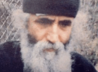 Ο Άγιος Παΐσιος αποκαλύπτει: Το πιο ουσιαστικό μνημόσυνο για τους αγαπημένους που έχουν φύγει.