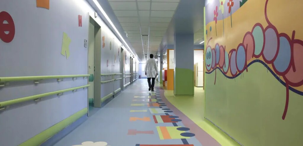 Κρίσιμη κατάσταση στα παιδιατρικά νοσοκομεία της Αττικής: 40 παιδιά – θύματα κακοποίησης «παραμένουν εγκαταλελειμμένα».