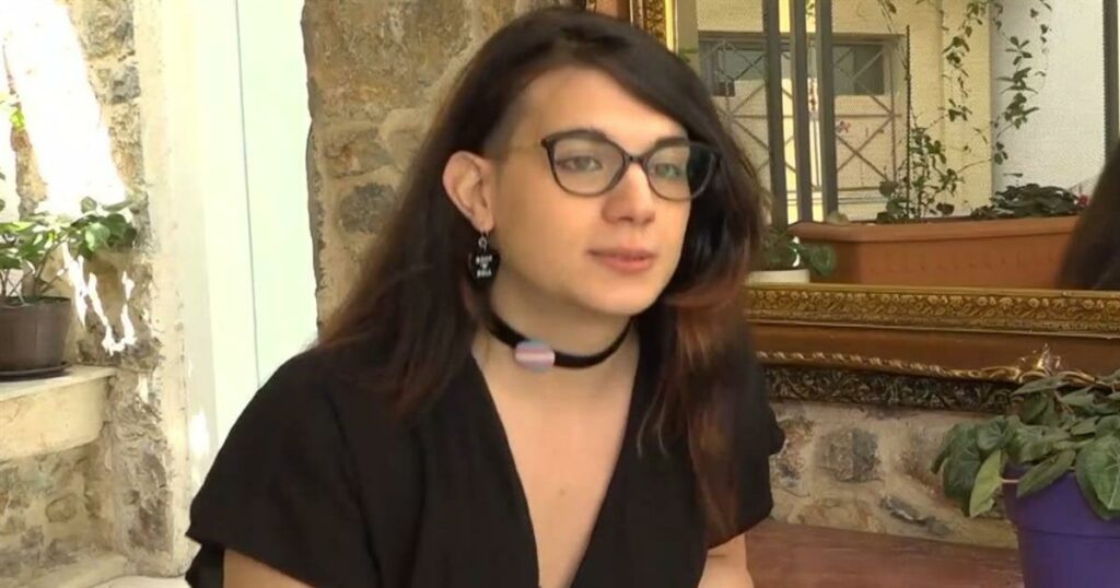 Ηλέκτρα-Ρώμη Δόχτση: Η πρωτοπόρος διεμφυλική πρόεδρος ελληνικού κόμματος αποκαλύπτει: «Η άρνηση για κακοποίηση λόγω ταυτότητας φύλου».