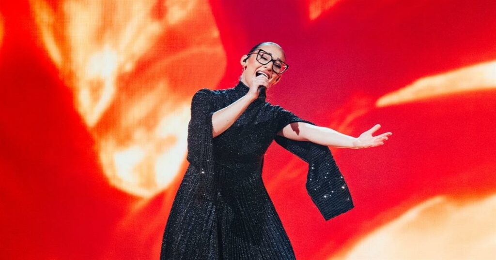 Eurovision 2025: Η φωτογραφία της Klavdia από την πρόβα που δεν αποκαλύπτει το συγκινητικό «αντίο» – Ένα επικοινωνιακό φιάσκο.