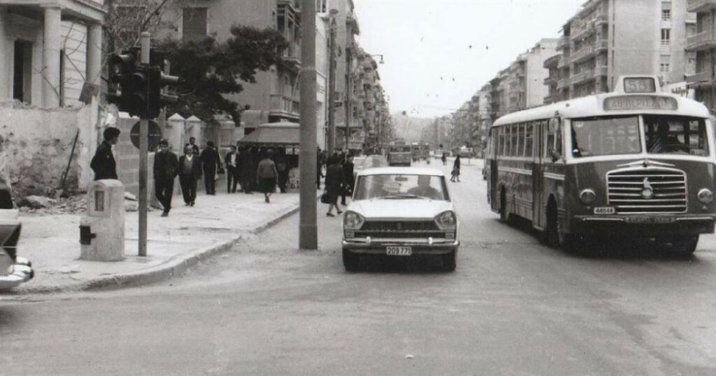 Κουίζ: Νοσταλγική ματιά στην παλιά Αθήνα – Μπορείτε να αναγνωρίσετε αυτή την ιστορική οδό από τη φωτογραφία;