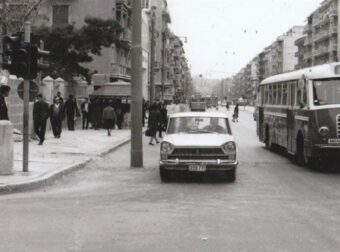 Κουίζ: Νοσταλγική ματιά στην παλιά Αθήνα – Μπορείτε να αναγνωρίσετε αυτή την ιστορική οδό από τη φωτογραφία;