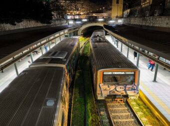 Επίθεση σε queer άτομο στον σταθμό του ΗΣΑΠ – Βία και αναμμένα τσιγάρα από ανήλικους δράστες.