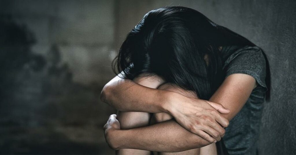 Τρόμος για 15χρονη στην Πάτρα: Βασανιστήρια από τον νονό της – Ζει με τον φόβο της ανεύρεσης και θανάτου.