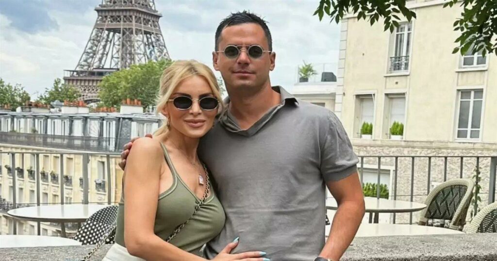 Κατερίνα Καινούργιου και Παναγιώτης Κουτσουμπής: Η λάμψη του μονόπετρου επιβεβαιώνει την είδηση γάμου!
