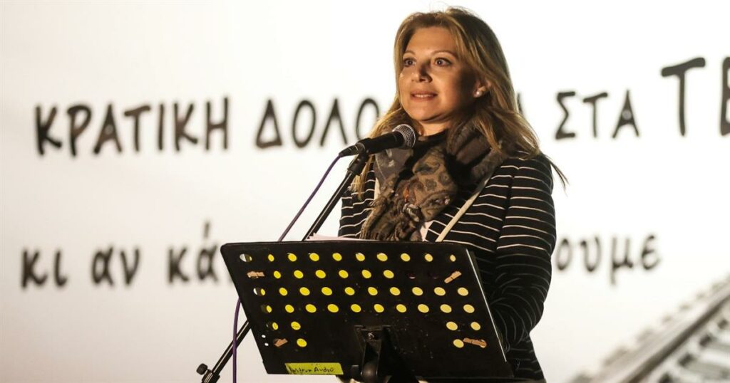 Μαρία Καρυστιανού εναντίον Καρώνη: «Αφούσιο θράσος – αφιερώνει αυτό το έκτρωμα στους πεσόντες μας!»