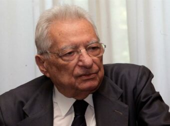 Θλιβερή απώλεια: Απεβίωσε ο ιστορικός ΥΠΕΞ Πέτρος Μολυβιάτης στα 97 του χρόνια.