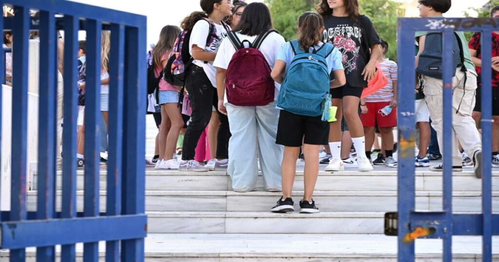 Σχολική διευθύντρια υπό κατηγορία για «ψυχολογικό εκβιασμό» – Αποκαλεί τους μαθητές «χωριάτες» και τους βάζει να γονατίζουν για συγγνώμη.
