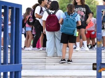 Σχολική διευθύντρια υπό κατηγορία για «ψυχολογικό εκβιασμό» – Αποκαλεί τους μαθητές «χωριάτες» και τους βάζει να γονατίζουν για συγγνώμη.
