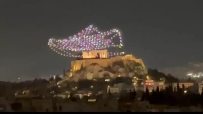 Ακρόπολη: Η απάντηση της Adidas στο εντυπωσιακό show με drones – Νομικά μέτρα από το υπουργείο Πολιτισμού.