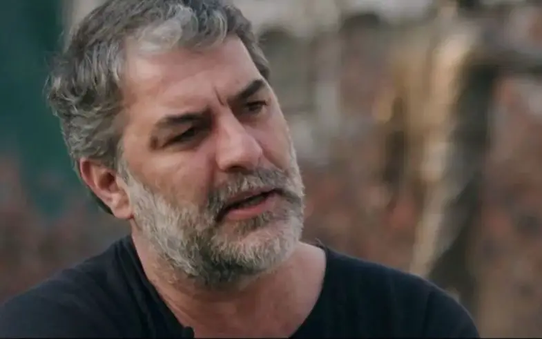 Βασίλης Μπισμπίκης: «Ονειρεύομαι την αναρχία, αλλά υπολείπομαι το θάρρος – Ο αριστερισμός μου με προσδιορίζει»