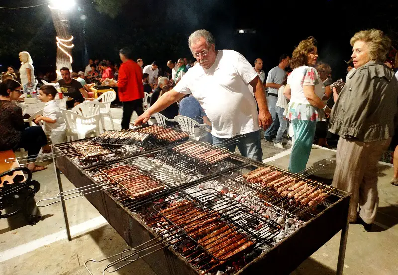 Νέος νόμος: Απαγορεύονται οι υπαίθριες ψησταριές στα πανηγύρια – Μόνο φαγητό με catering, αντιδράσεις για την αύξηση του κόστους.