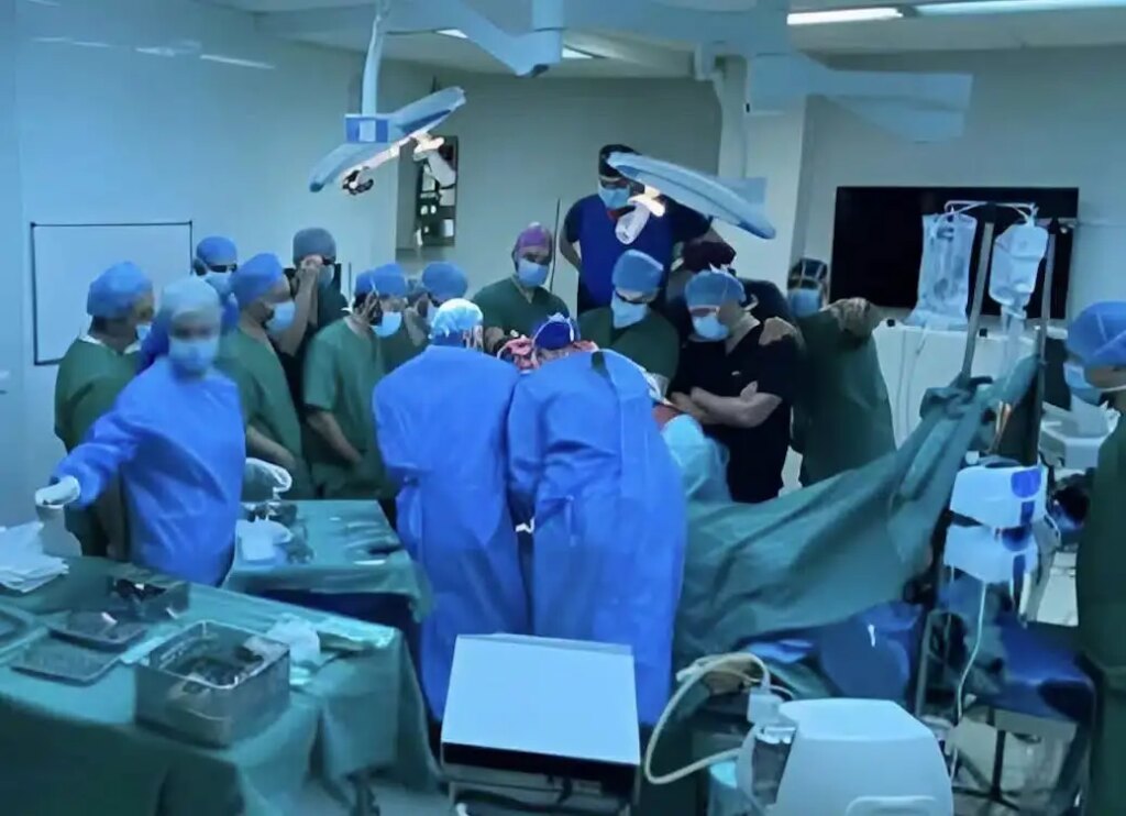 Δραματικό Περιστατικό σε Νοσοκομείο: 12 Υγειονομικοί Υπέστησαν Εγκαύματα από UV Ακτινοβολία στο Χειρουργείο!