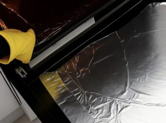 Ανακαλύψτε το Μυστικό για έναν Λαμπερό Φούρνο: Καθαρίστε με Αλουμινόχαρτο και Κάντε τον να Λάμπει σαν Καινούργιος!