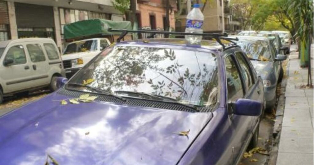 Αποκαλύψτε το μυστήριο: Τι υποδηλώνει ένα μπουκάλι στην οροφή του αυτοκινήτου σας… Δεν είναι τυχαίο!