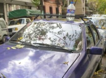 Αποκαλύψτε το μυστήριο: Τι υποδηλώνει ένα μπουκάλι στην οροφή του αυτοκινήτου σας… Δεν είναι τυχαίο!