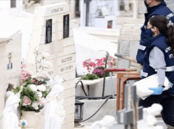 Σοκαριστικό επεισόδιο σε νεκροταφείο: Πατέρας και γιος επιτέθηκαν σε υπάλληλο κατά την εκταφή, οδηγώντας τον στο νοσοκομείο.
